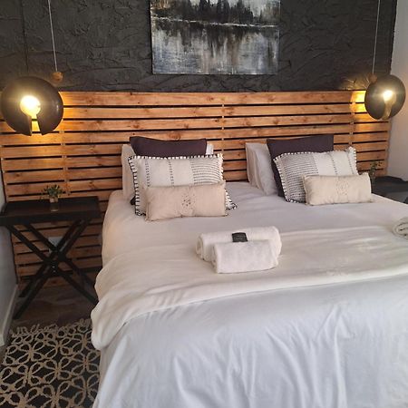 Exquisite Private Luxury Suite With King Bed At Bokmakierie Villas Windhoek Luaran gambar