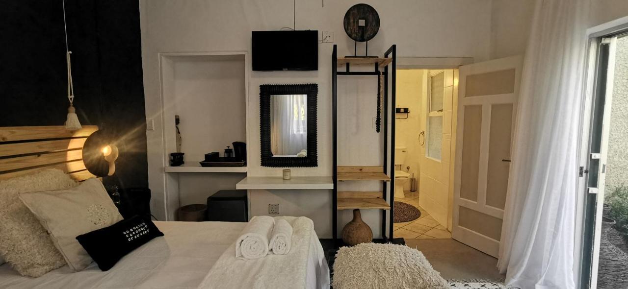 Exquisite Private Luxury Suite With King Bed At Bokmakierie Villas Windhoek Luaran gambar