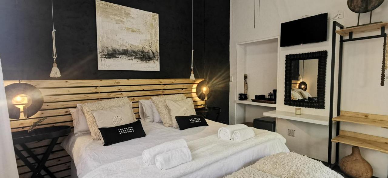 Exquisite Private Luxury Suite With King Bed At Bokmakierie Villas Windhoek Luaran gambar