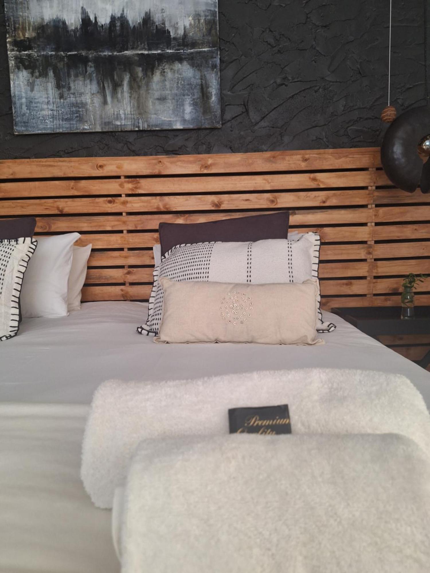 Exquisite Private Luxury Suite With King Bed At Bokmakierie Villas Windhoek Luaran gambar