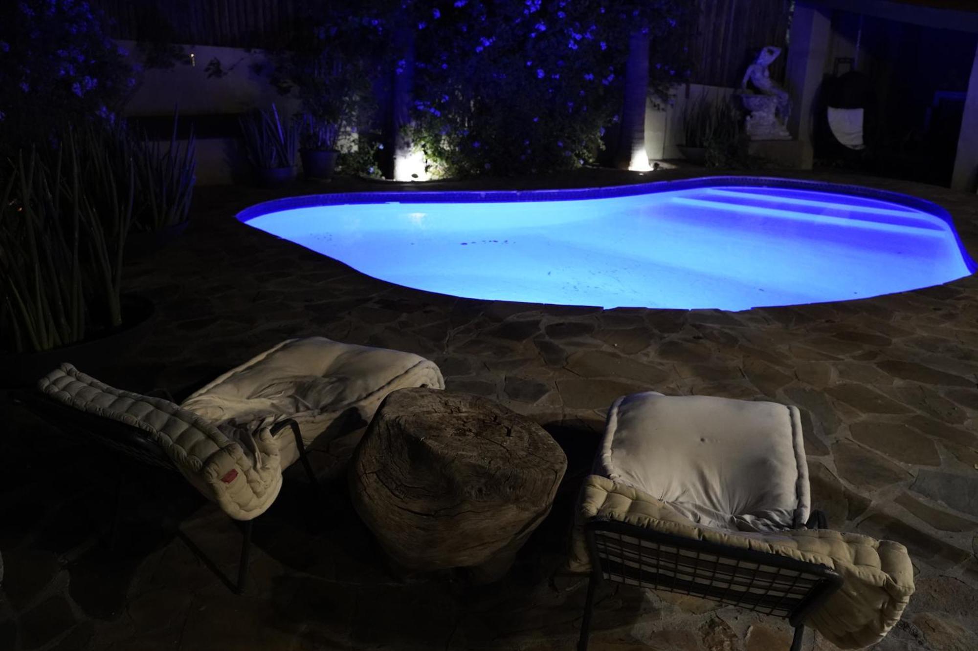 Exquisite Private Luxury Suite With King Bed At Bokmakierie Villas Windhoek Luaran gambar