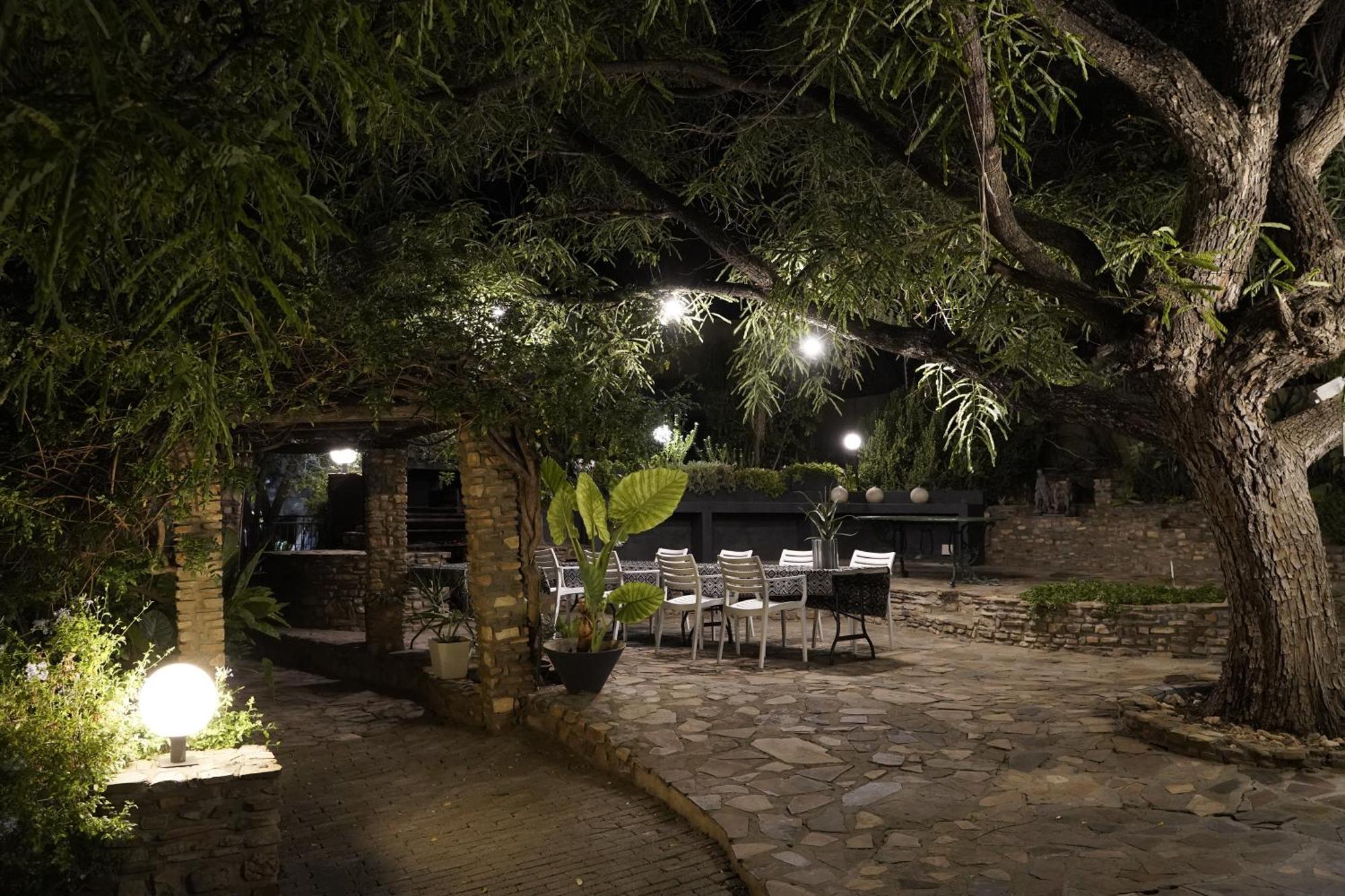 Exquisite Private Luxury Suite With King Bed At Bokmakierie Villas Windhoek Luaran gambar